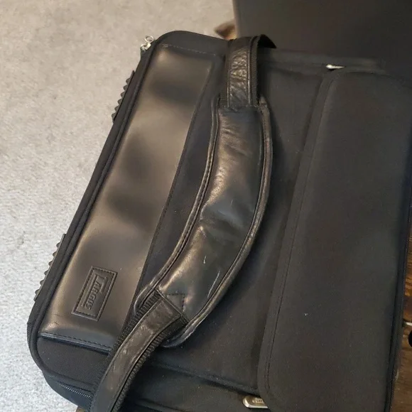 Like New Targus Laptop Messenger Bag, Black - Picture 11 of 11